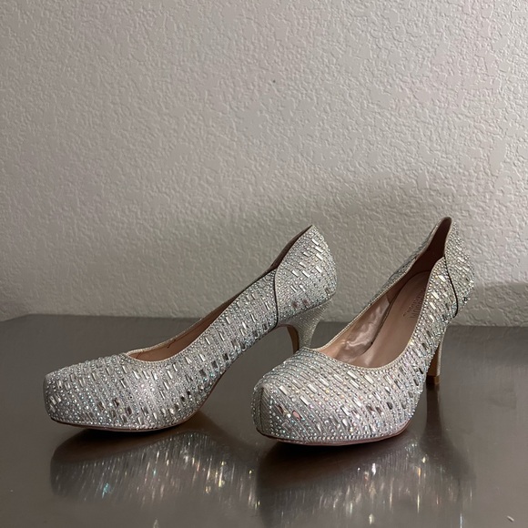Elegant Silver Women's Shoes - Picture 4 of 8